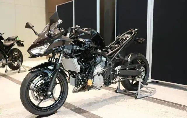 川崎摩托研发油电混动车款，基于400cc排量，支持自动换挡