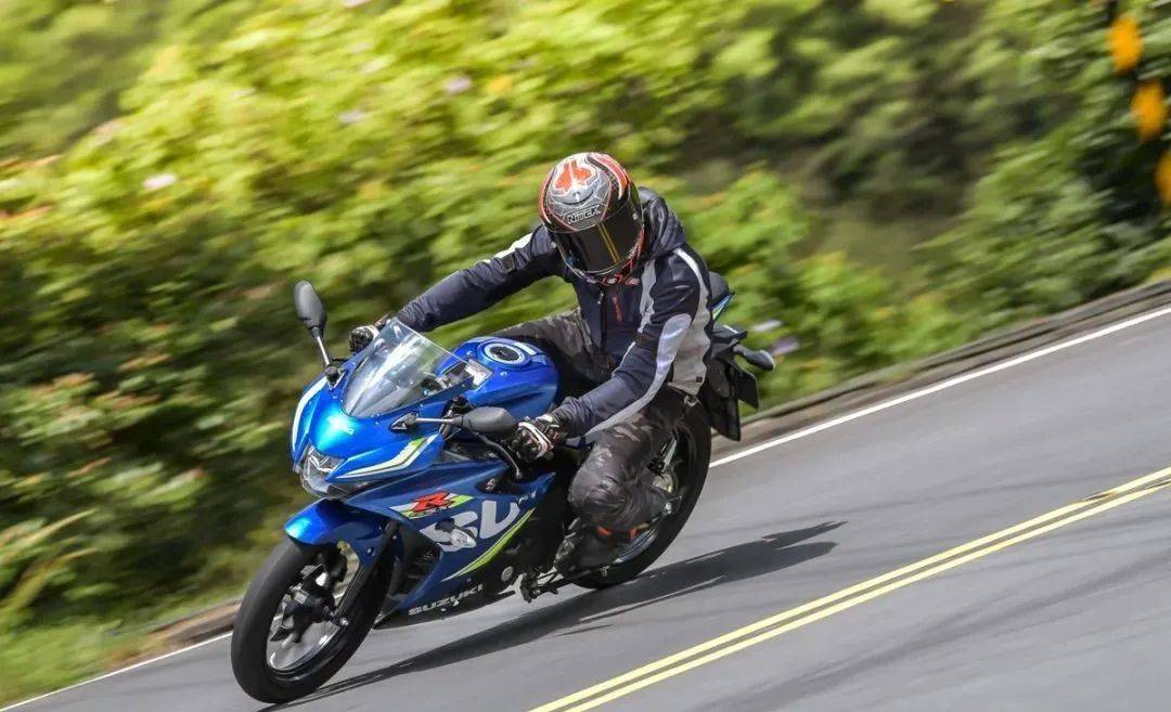 YZF-R15 V4/M vs. 同级150有罩轻档车规格