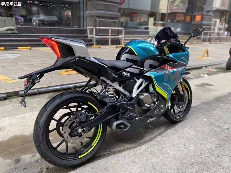 网红神车春风250SR适用新手小白、女骑士吗？