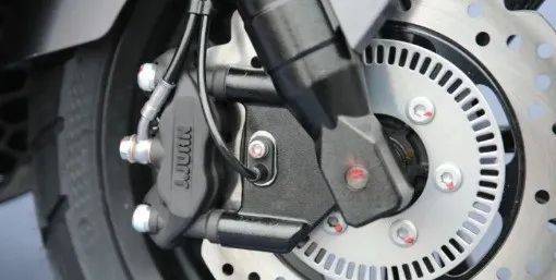 龙嘉XADV300i跨界踏板车摩博会亮相，不仅硬派还很科技！