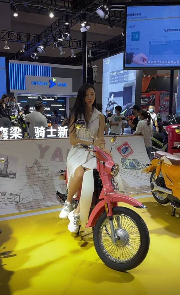 重庆摩博会最大的看点不是摩托车而是有气质的车模们