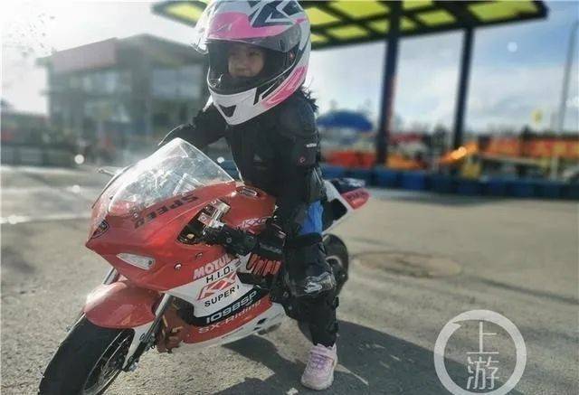 4岁“追风少女”成中国最小摩托车手，还成功带妈妈“入坑”