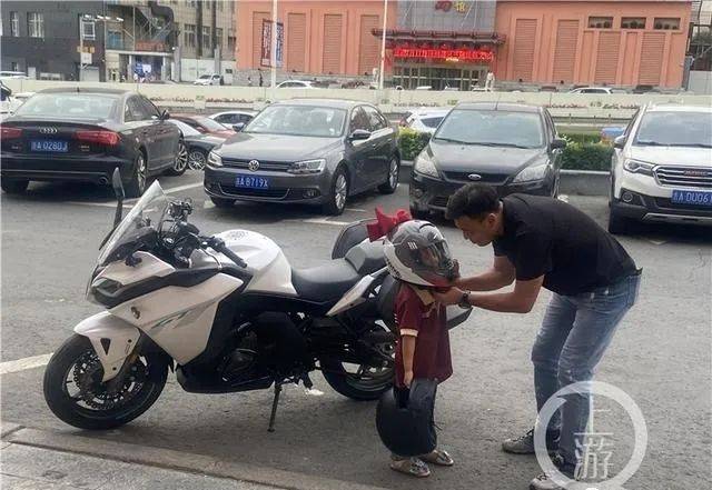 4岁“追风少女”成中国最小摩托车手，还成功带妈妈“入坑”