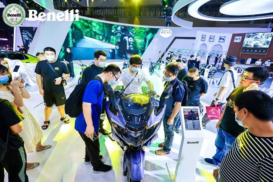 一个世界一个Benelli，经典三缸信仰燃爆重庆摩展