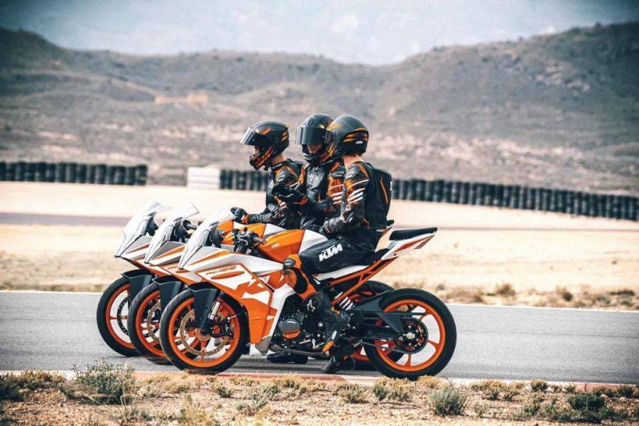 KTM 新一代 RC125、RC200、RC390 户外特写