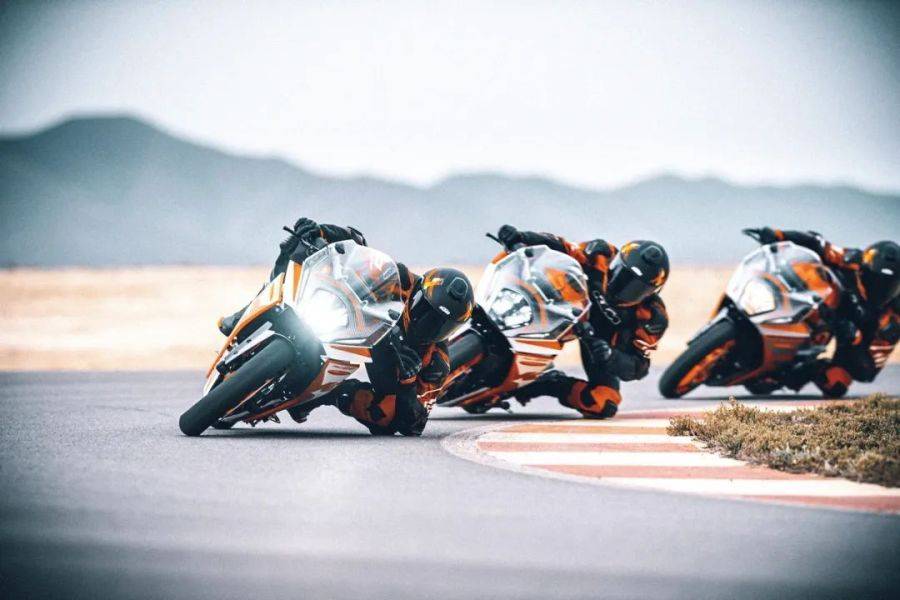 KTM 新一代 RC125、RC200、RC390 户外特写