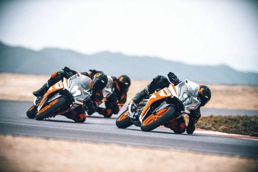 KTM 新一代 RC125、RC200、RC390 户外特写