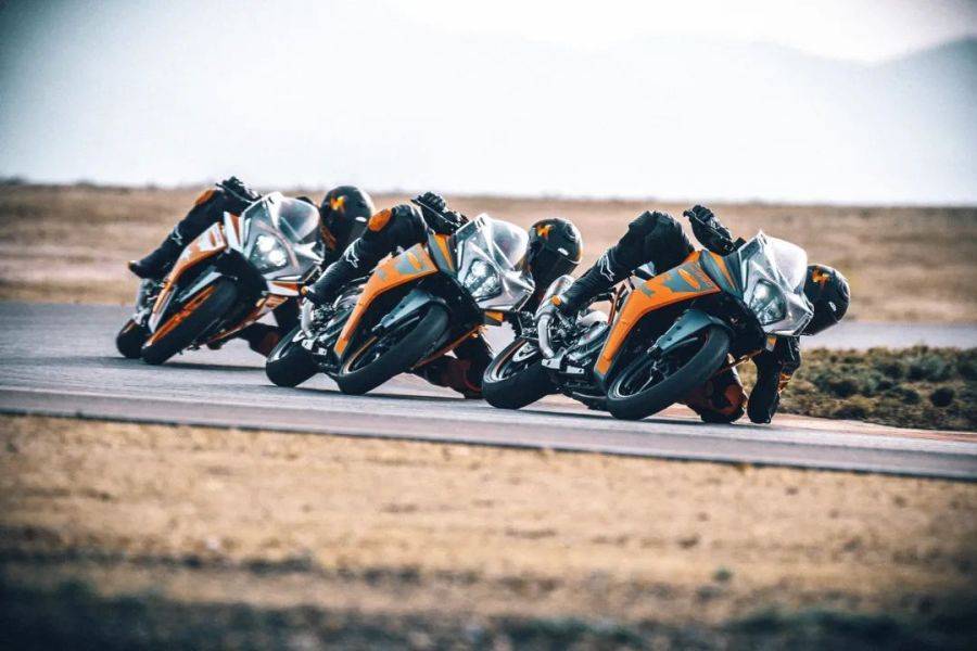 KTM 新一代 RC125、RC200、RC390 户外特写