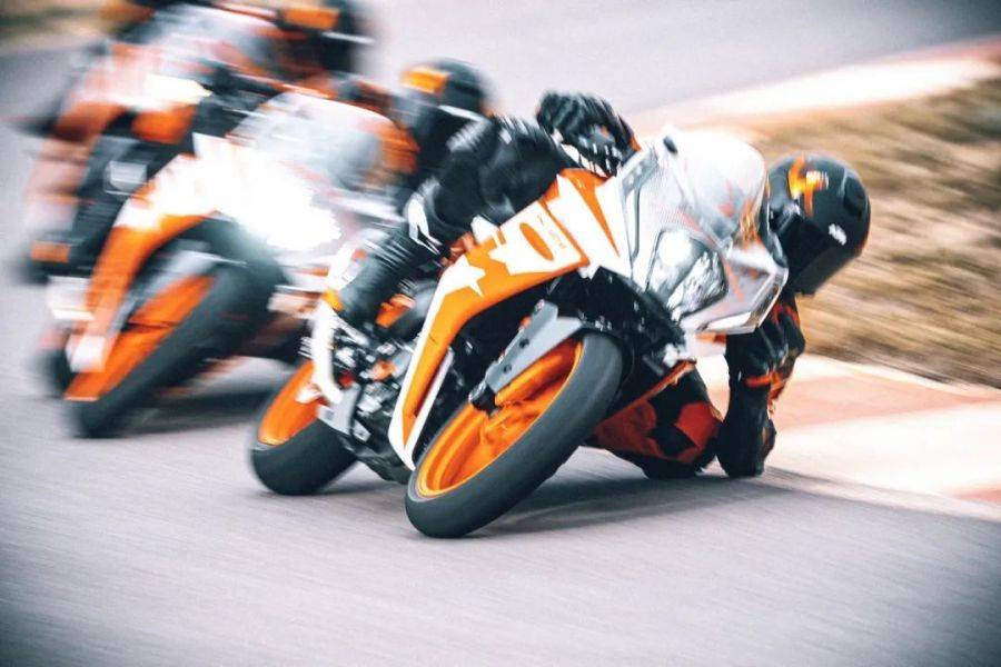 KTM 新一代 RC125、RC200、RC390 户外特写