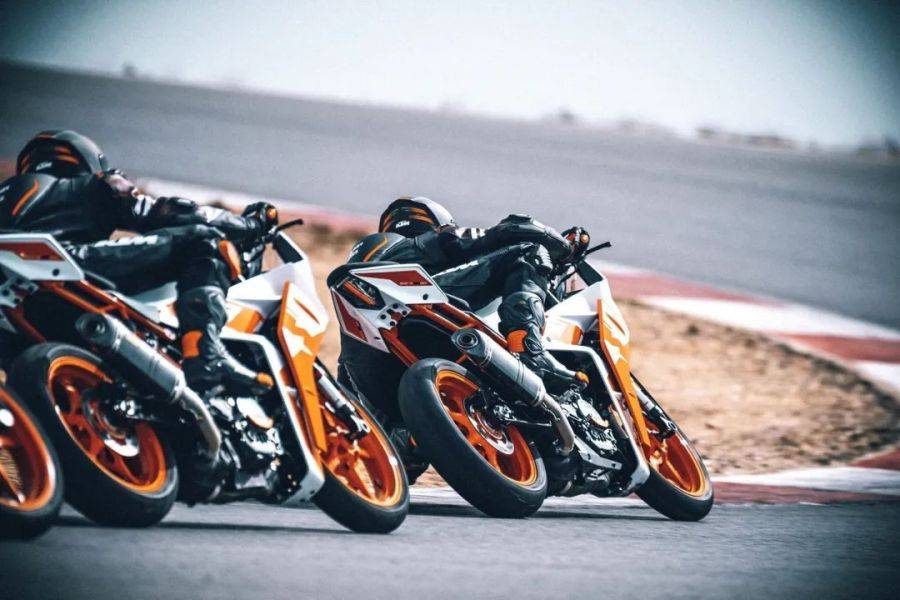 KTM 新一代 RC125、RC200、RC390 户外特写