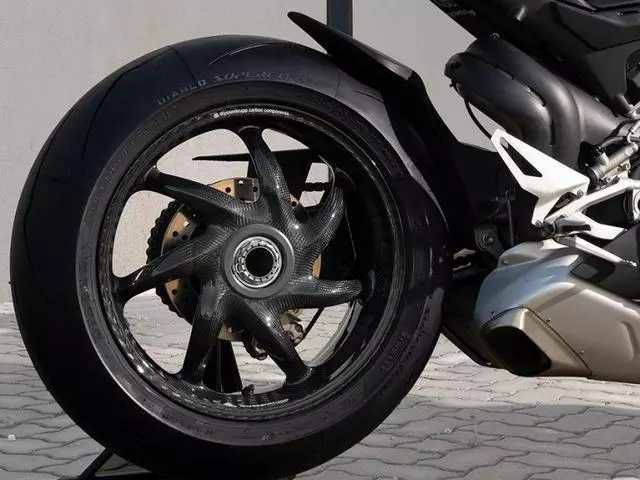 为什么在MotoGP摩托车比赛里不能用碳纤维轮毂？