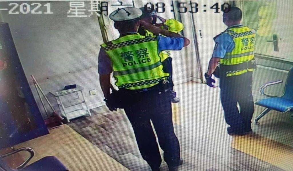 摩托车高速上违规停靠，民警普法讲解获得敬礼赞扬