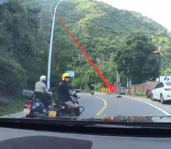 这是谋杀！遥控玩具车上路，公然挑衅摩托车，北京警方通报：行拘