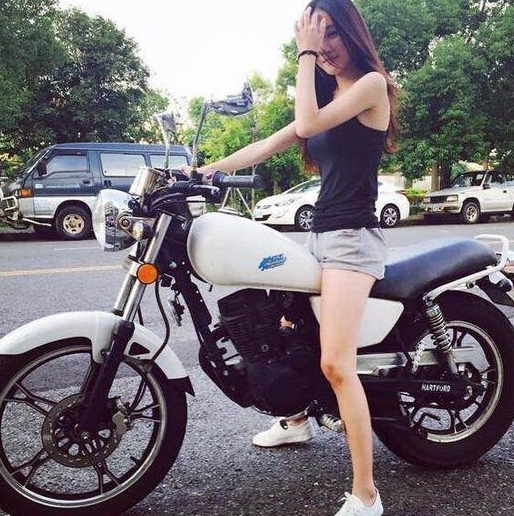 女大学生首次买摩托看哪些方面?