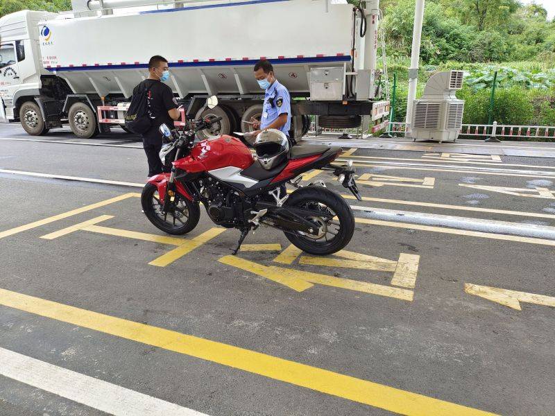 义乌第一辆上牌CB400F