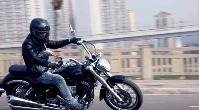 外观超漂亮的太子摩托车,采用V缸发动机,骑它摩旅都没问题!