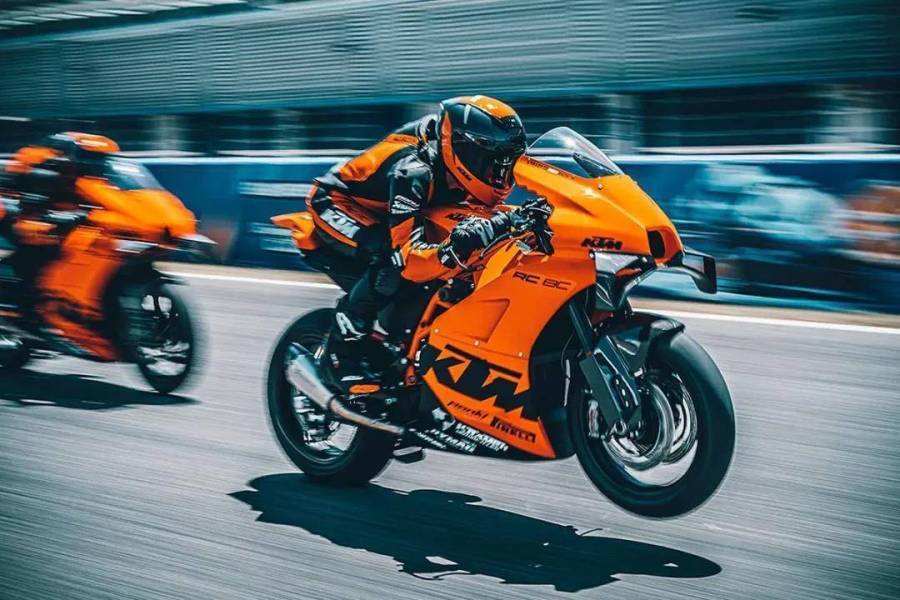 如果你真的觉得KTM RC 8C是来继承RC8，那你就错了！