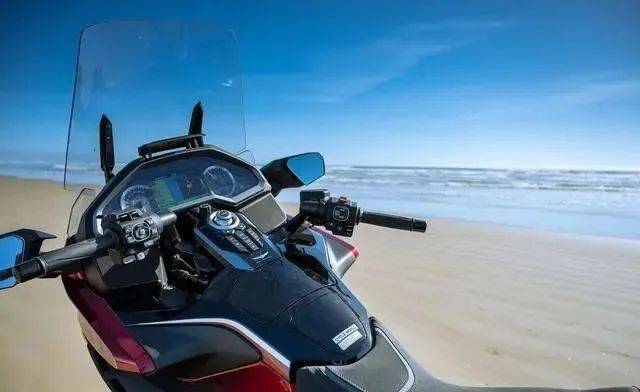 水冷六缸豪华休旅摩托,本田金翼2021DCT版本,升级舒适性