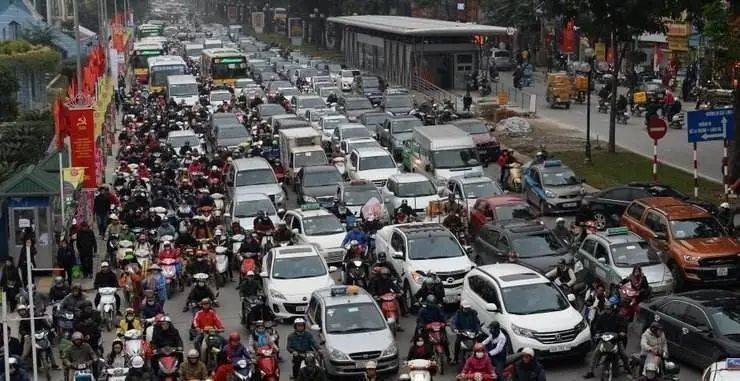 日益拥堵的城市交通，到底是摩托车造成的还是汽车？大家怎么说？