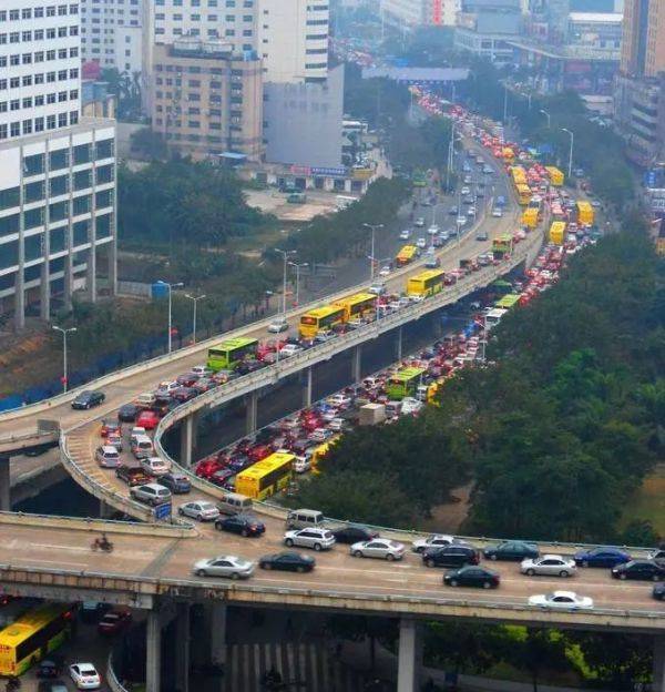 日益拥堵的城市交通，到底是摩托车造成的还是汽车？大家怎么说？