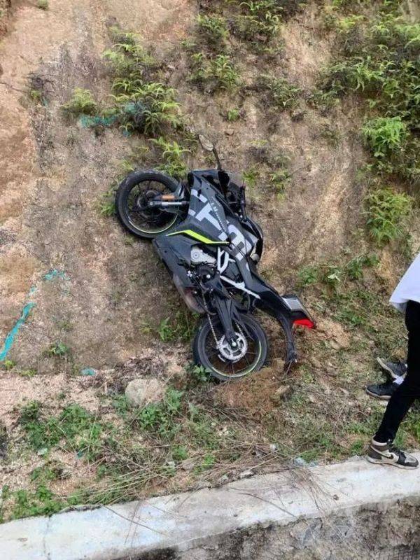 摩托车骑手准备结伴到桂山旅游大道“跑山”,还未出行被行拘