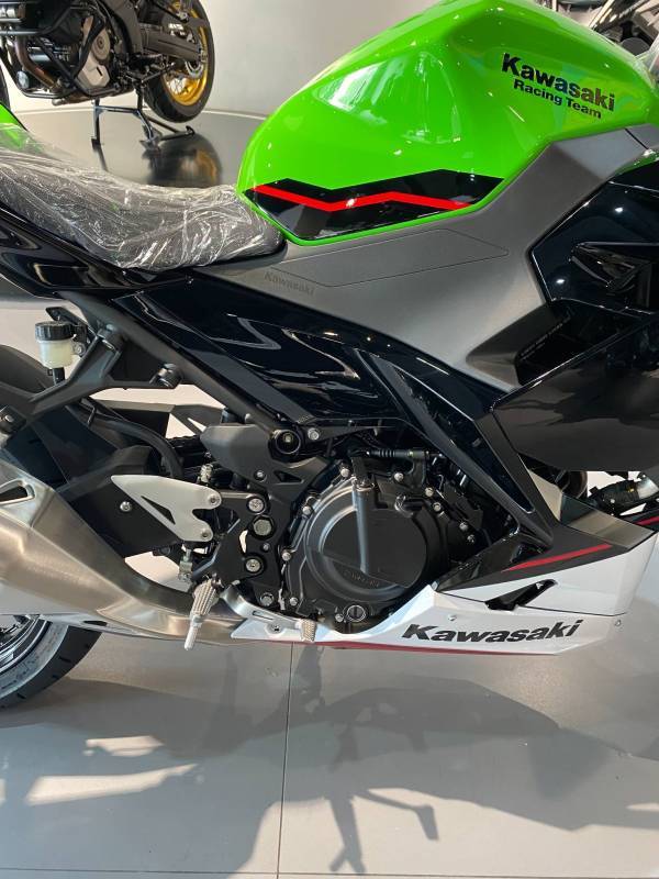 ninja400入门级别的仿赛车~外形飒到不行~