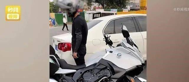 江苏徐州街头一辆摩托车与轿车发生碰撞摩托车主索要3万元多不多