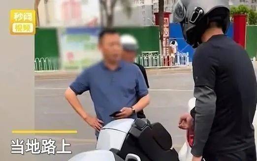 江苏徐州街头一辆摩托车与轿车发生碰撞摩托车主索要3万元多不多
