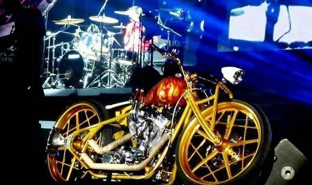 看看明星骑的什么车，歌手杨坤最爱的摩托车，重金从国外购回