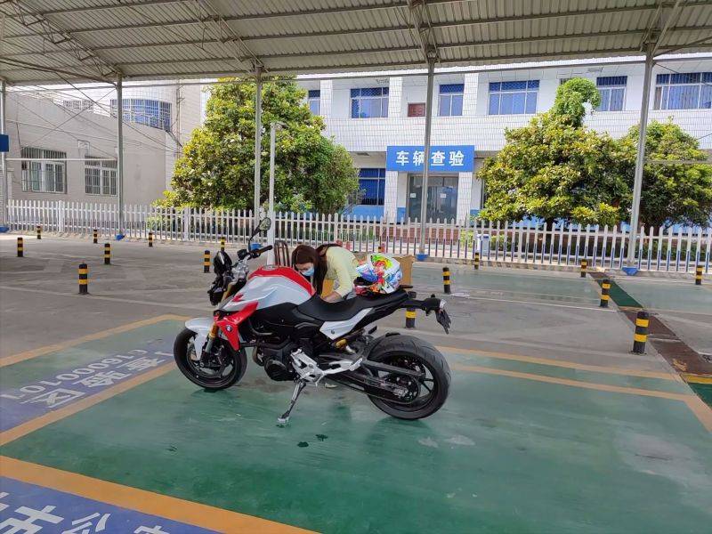 宝马F900R  是个什么样的车，买与不买，考不考虑