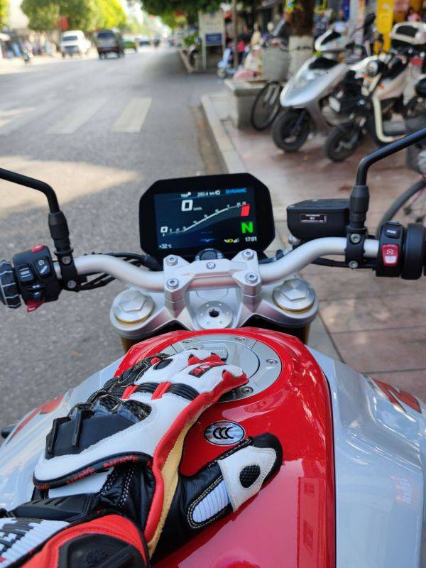 宝马F900R  是个什么样的车，买与不买，考不考虑