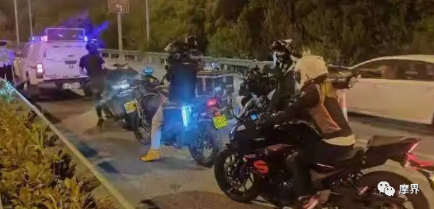 5辆沪C摩托车深夜上高速被罚...