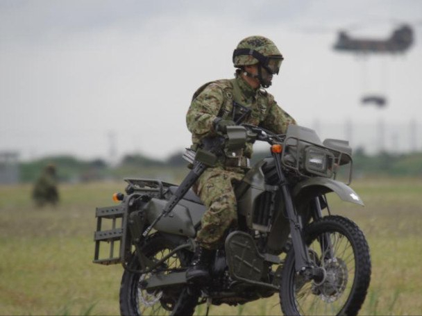 日本军用摩托车亮相，没用雅马哈、也没用铃木，竟然是这家车企