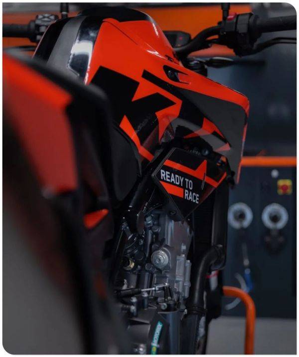 [ KTM ] 890 DUKE Tech3 特别版发布:赛场荣耀加身,工厂赛车气息弥漫……