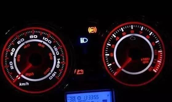 又一踏板车被捧红!249cc榨15.5kw功率,一箱油开300km,1.9万起